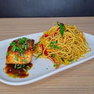 Teppan de salmon yakisoba - Image 1